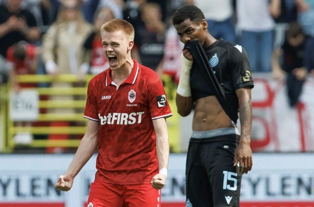 Gã khổng lồ ngáng đường Man Utd trên TTCN