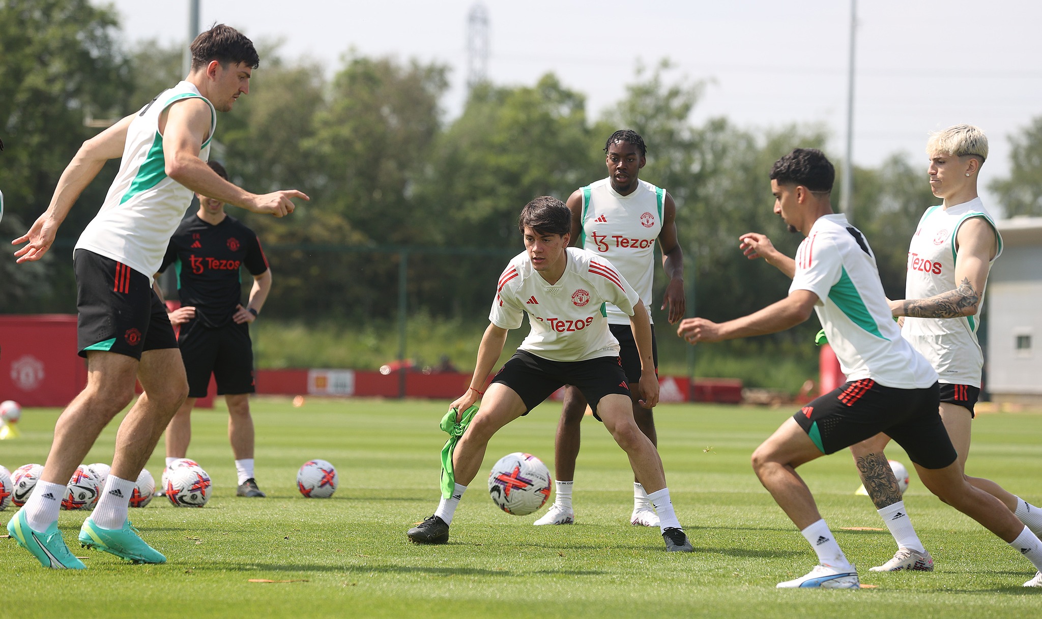 Buổi tập cuối của Man Utd trước khi Premier League hạ màn