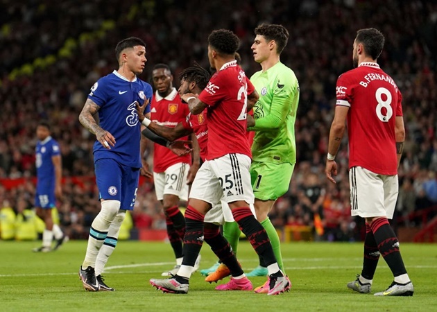 Nhìn Enzo đơn độc tại Old Trafford, mới thấy Chelsea khủng hoảng ra sao