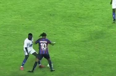 Ronaldinho biểu diễn kỹ thuật trong ngày trở lại sân cỏ