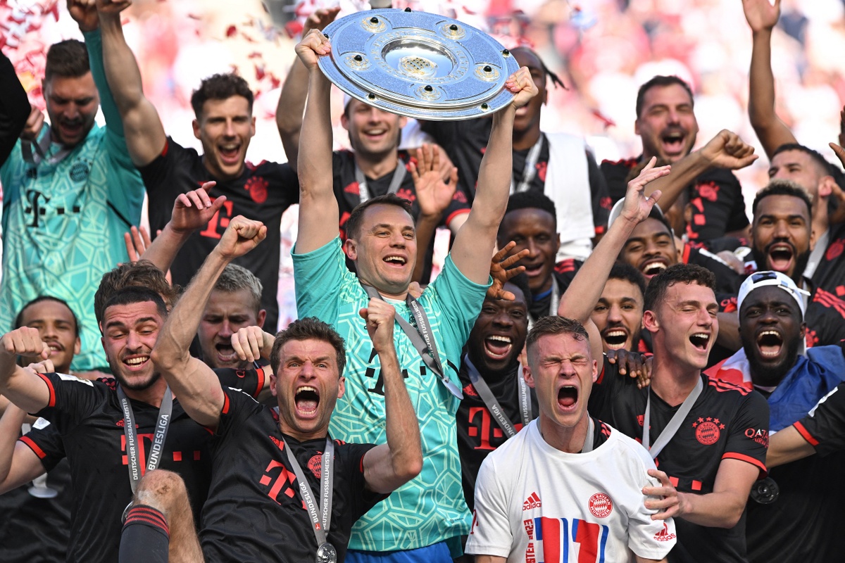 CĐV Barca vui mừng khi Bayern vô địch