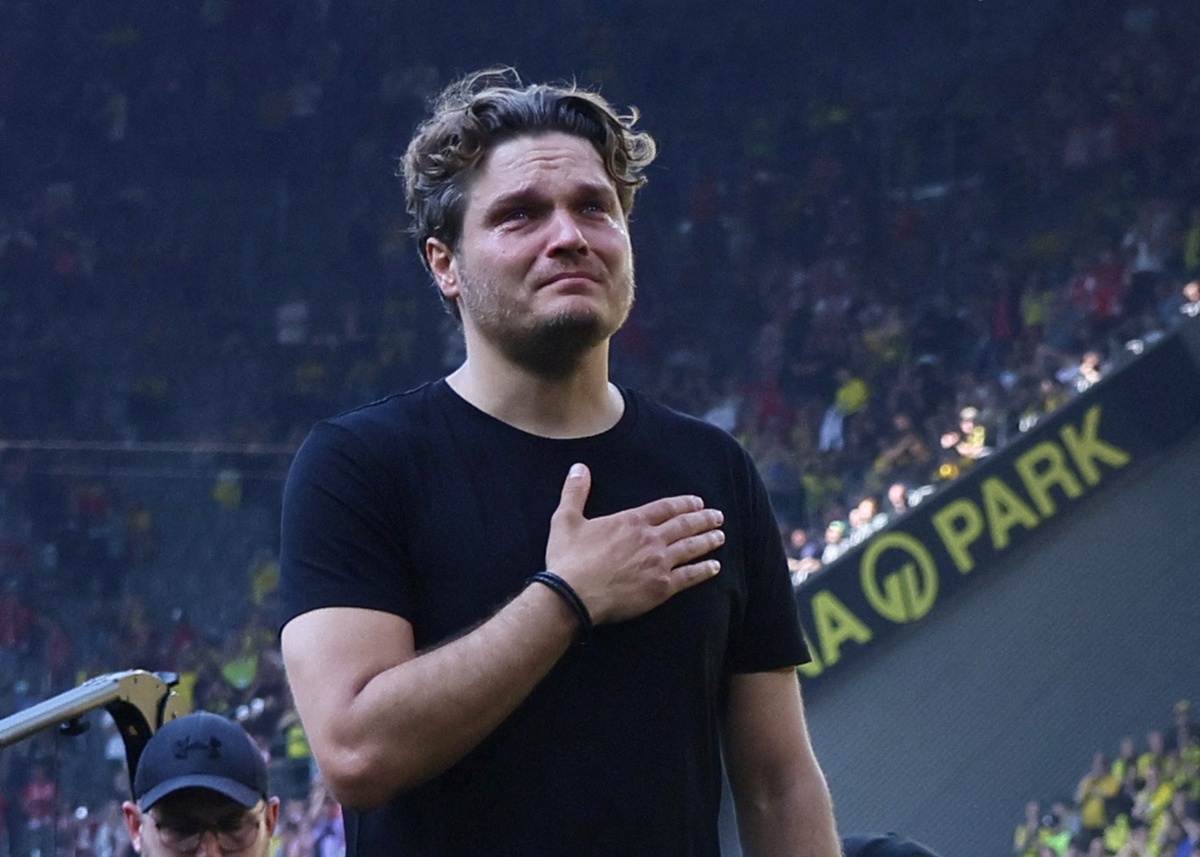 HLV Dortmund bật khóc khi mất ngôi vương vào tay Bayern
