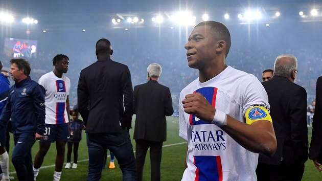 Mbappe hành động đẳng cấp với nữ cổ động viên