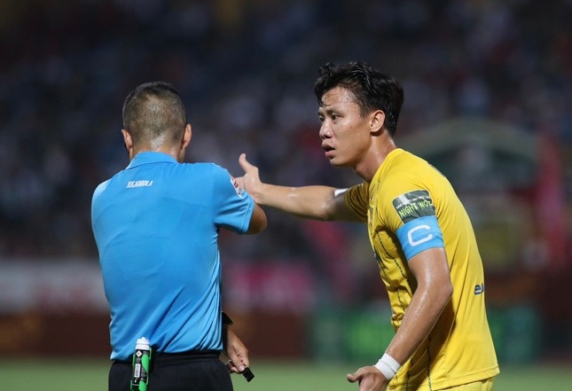 V.League lại 'nóng' vì sai lầm trọng tài