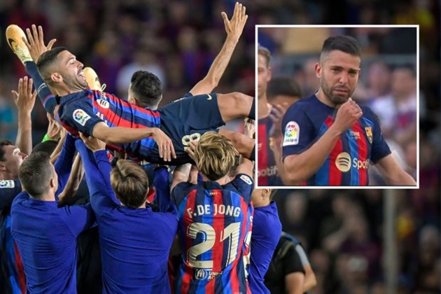 Alba bật khóc và được các ngôi sao Barcelona an ủi