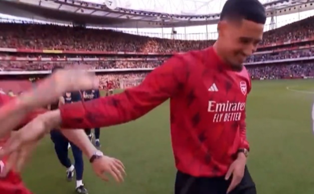 Ảnh bài viết Saliba ngượng ngùng vì tình cảm của CĐV Arsenal