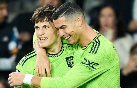 Tiền đạo MU xăm hình Ronaldo lên chân