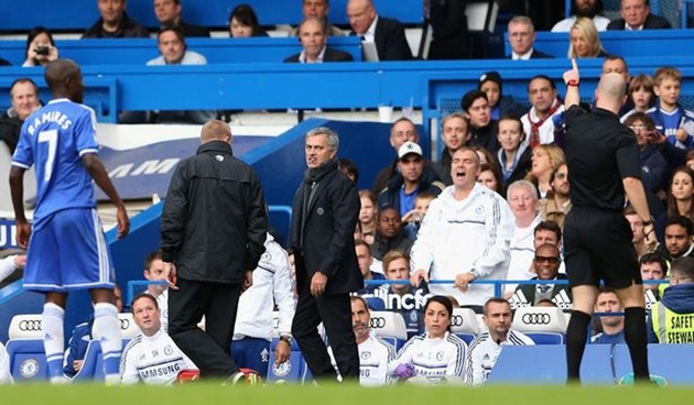 Kẻ thù Premier League khiến Mourinho nóng mặt