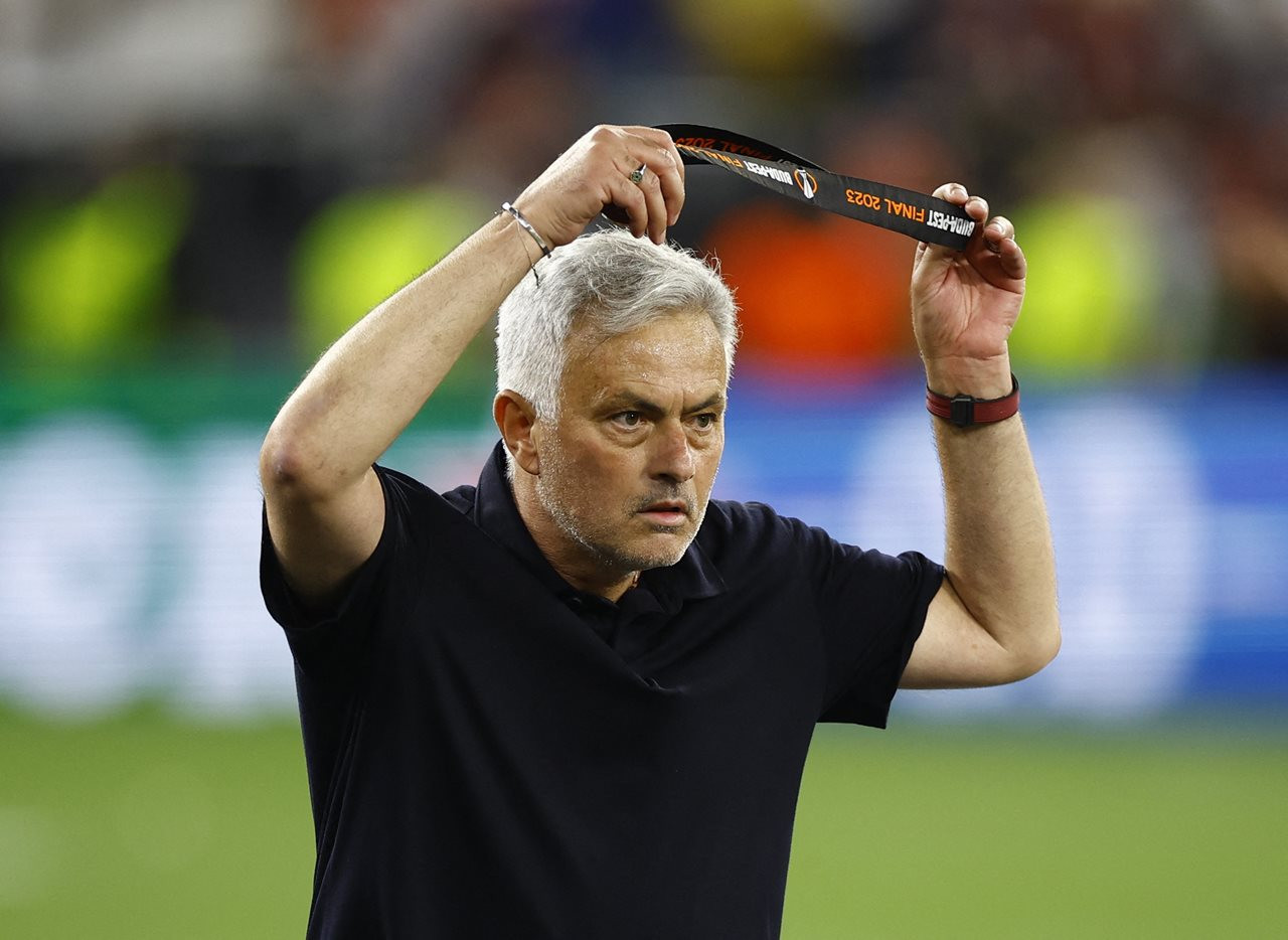Mourinho ném huy chương về nhì lên khán đài