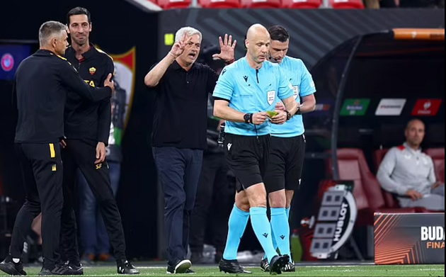 Trọng tài Anthony Taylor bị CĐV tấn công 