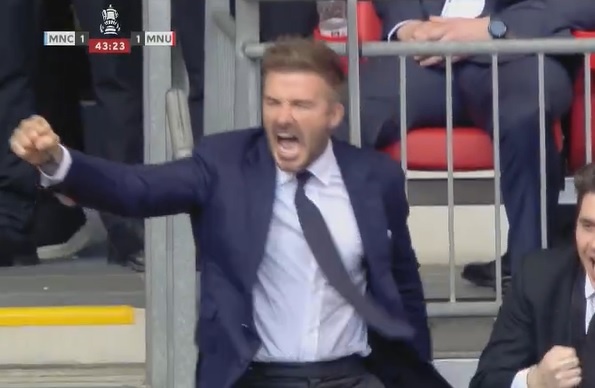 Beckham ăn mừng phấn khích sau bàn thắng của MU