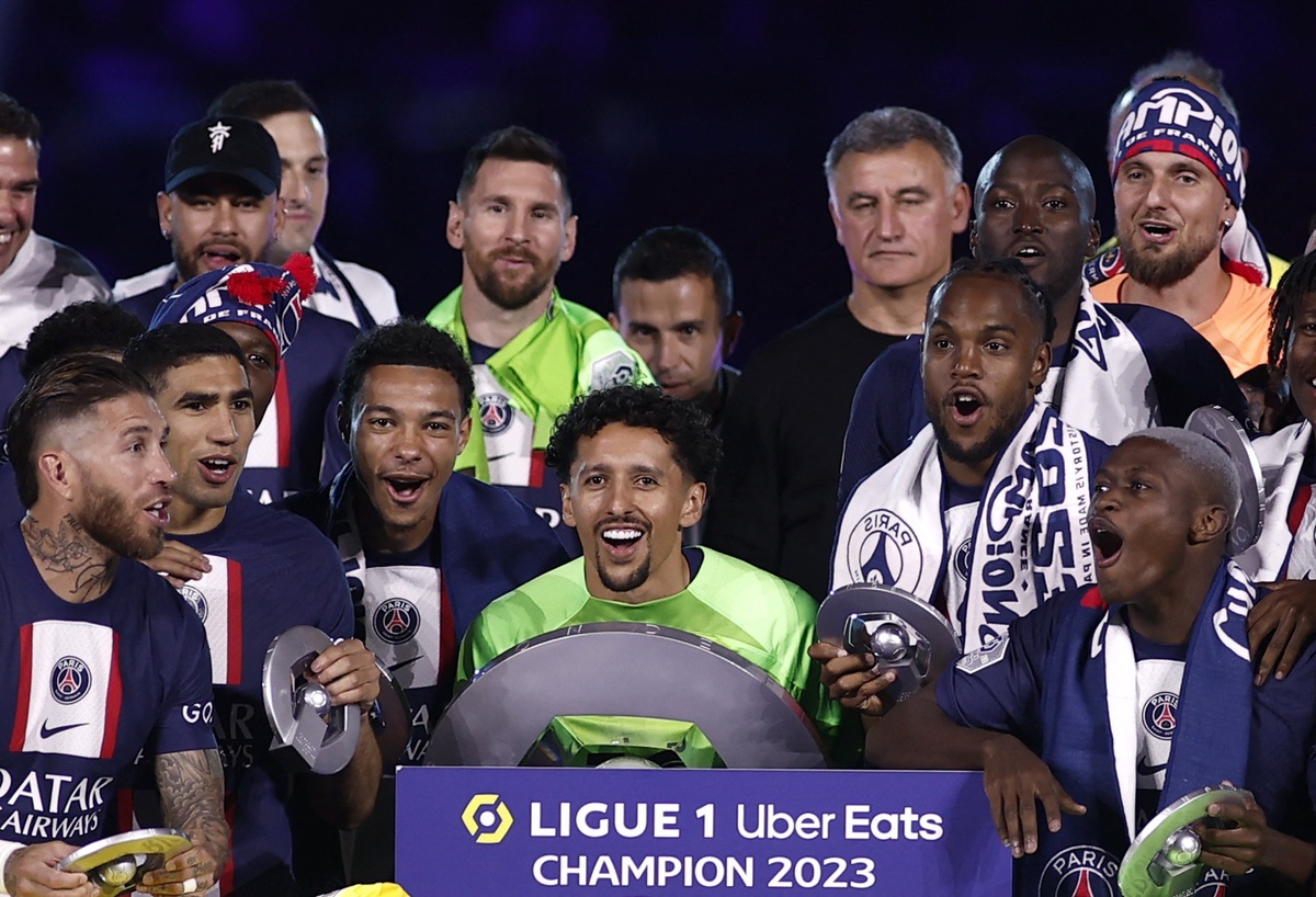 Biểu cảm của Messi trong lễ nâng cúp cùng PSG