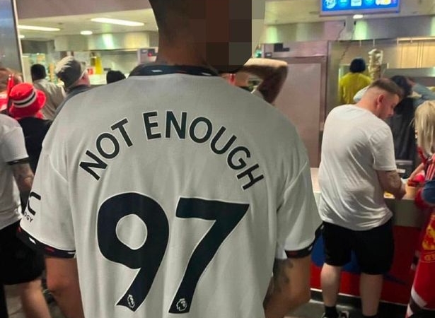 CĐV MU mặc áo chế nhạo Liverpool ở chung kết FA Cup
