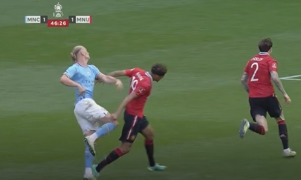 Haaland nổi cáu khi bị Varane kèm chặt