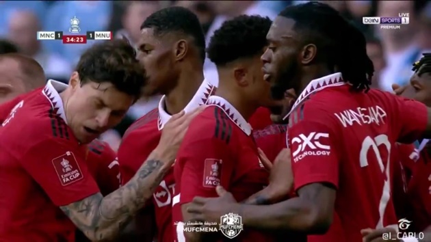 Man Utd nổi giận khi Lindelof bị tấn công