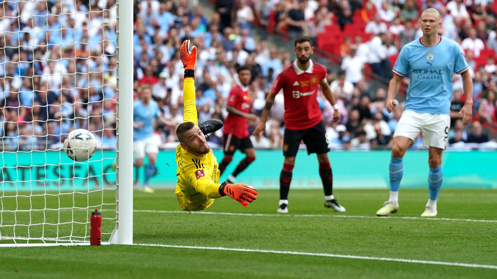 Man Utd thất thần trước điều không tưởng tại Wembley