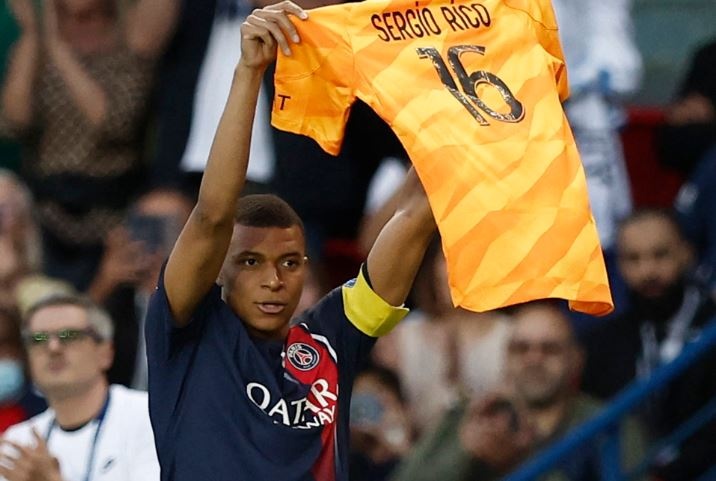 Ảnh bài viết Mbappe bị chỉ trích vì không nhường phạt đền cho Messi