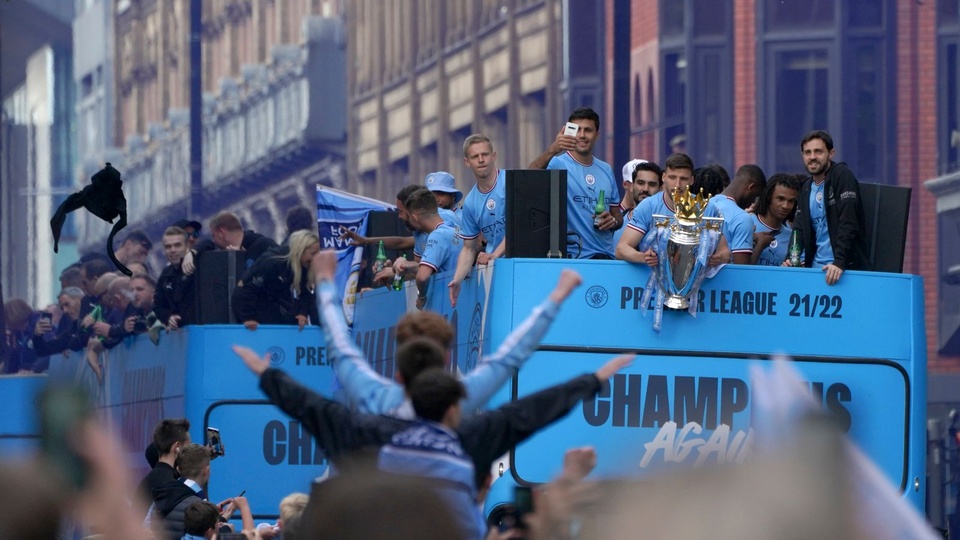 Man City lên kế hoạch diễu hành cú ăn ba