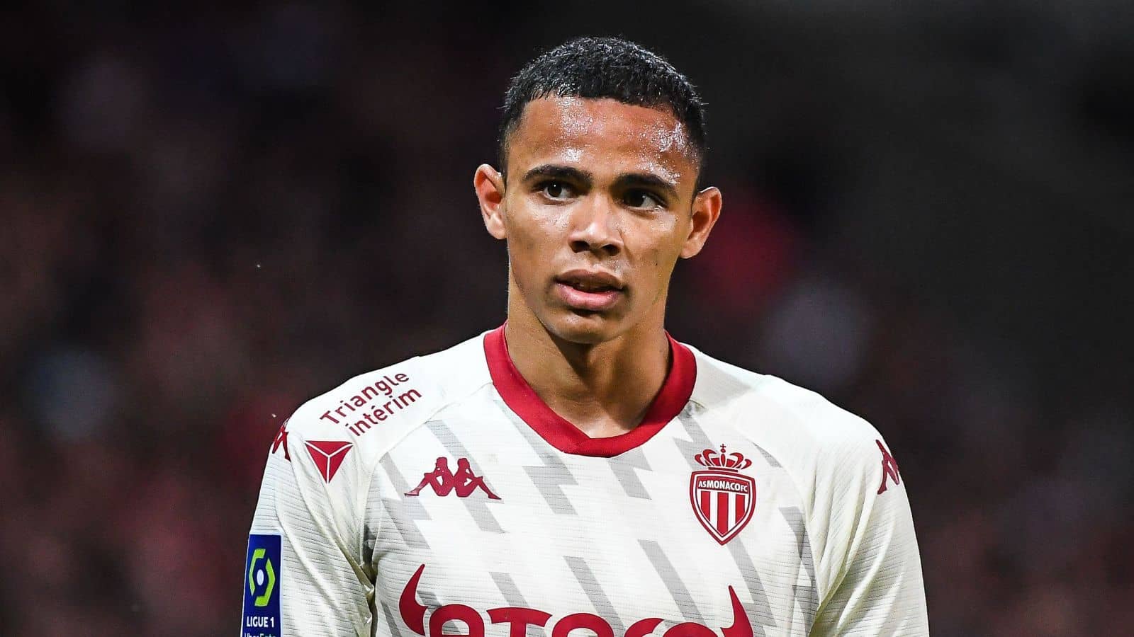 Barca thất thế trước Man United khi hỏi mua 'Cafu mới'