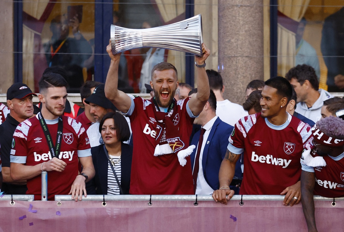 Biển người ăn mừng chức vô địch châu Âu sau 58 năm của West Ham