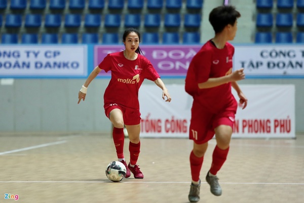 Trần Thị Duyên đá futsal