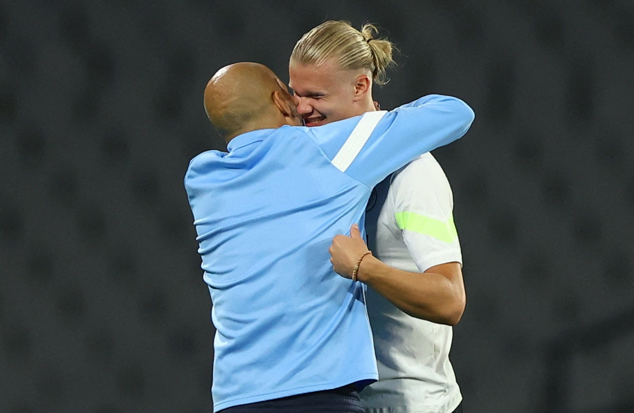 HLV Pep Guardiola ôm chặt Haaland trên sân tập trước chung kết C1