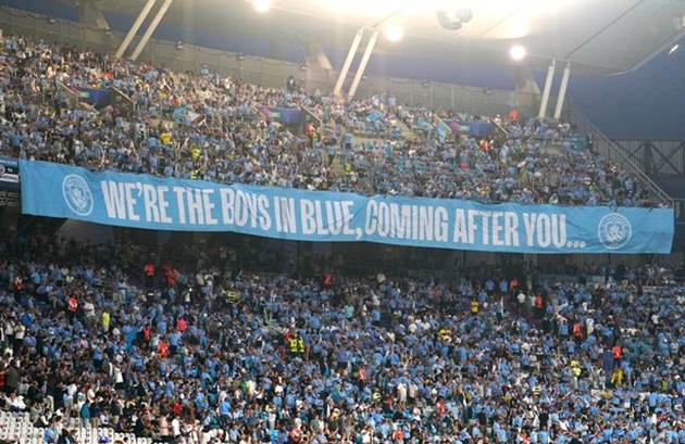 CĐV Man City ngã quỵ trên khán đài ở chung kết Champions League