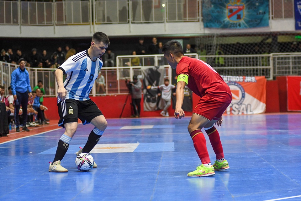 Tuyển futsal Việt Nam thua á quân thế giới 1-4