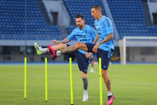 Messi thờ thẫn ngoài sân bay, bắt đầu tập luyện cùng Argentina