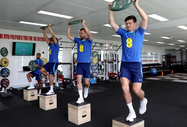 Ảnh bài viết Tuyển Anh hội quân, Maguire tươi tắn bên cạnh Harry Kane