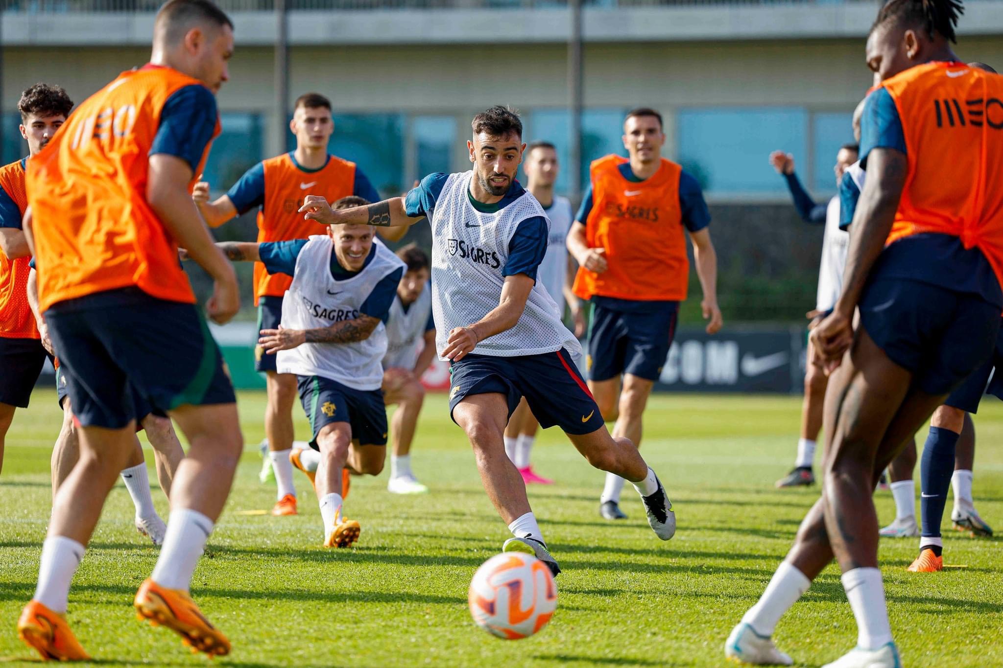 Ảnh bài viết Ronaldo mồ hôi nhễ nhại; Nỗ lực của Fernandes