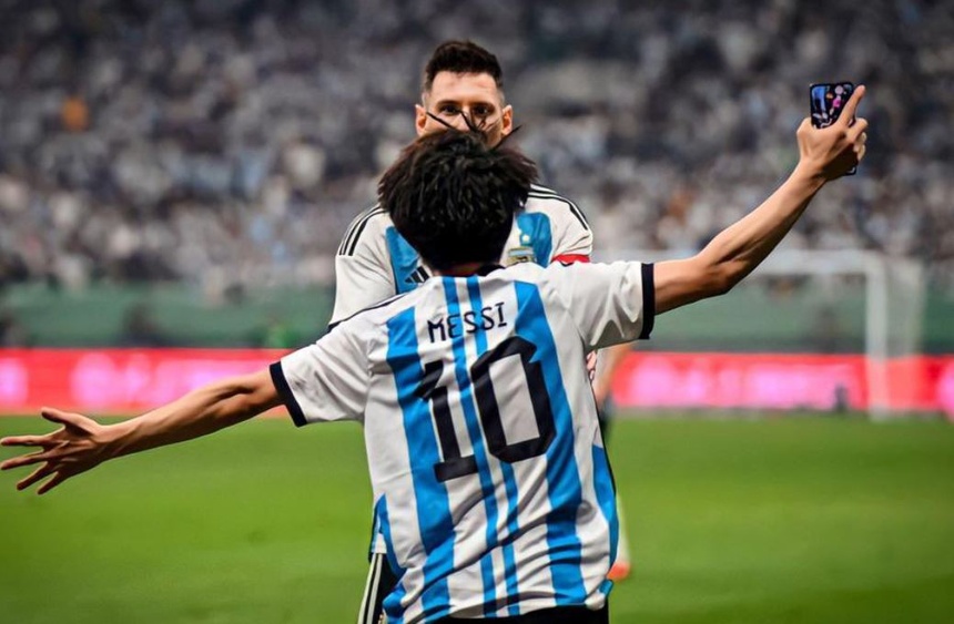 Thanh niên nổi tiếng khắp Trung Quốc sau khoảnh khắc chạm mặt Messi