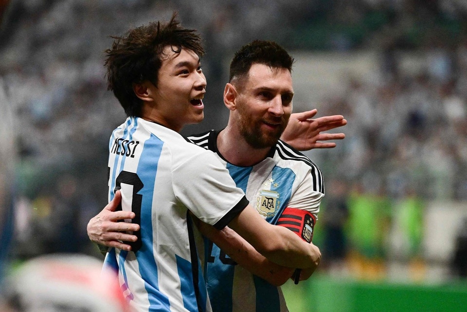 Án phạt đối với thanh niên lao xuống sân để ôm Messi ở Trung Quốc
