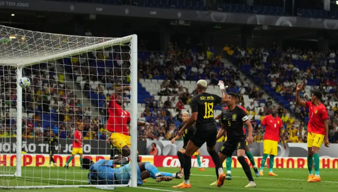 Brazil hủy diệt Guinea trong màu áo đen