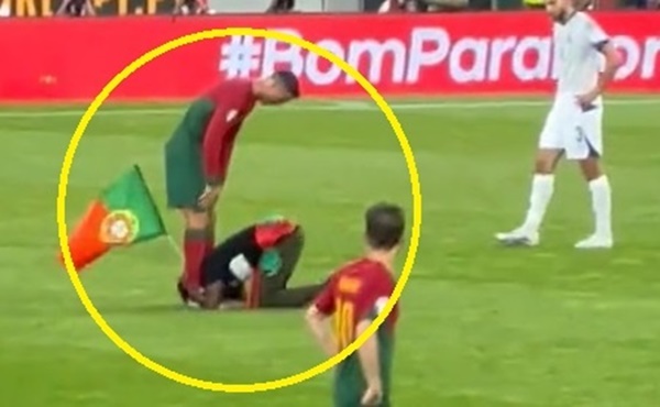 Ảnh bài viết CĐV chạy vào sân, quỳ lạy Ronaldo