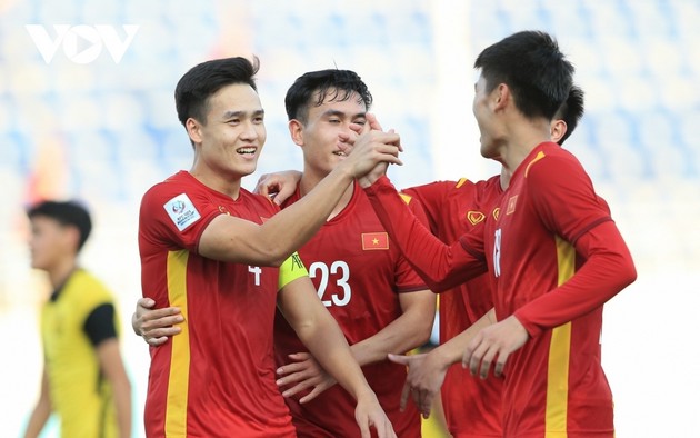 HLV Troussier loại 3 cầu thủ trước trận Syria; U17 Việt Nam nhận lời khen từ đối thủ