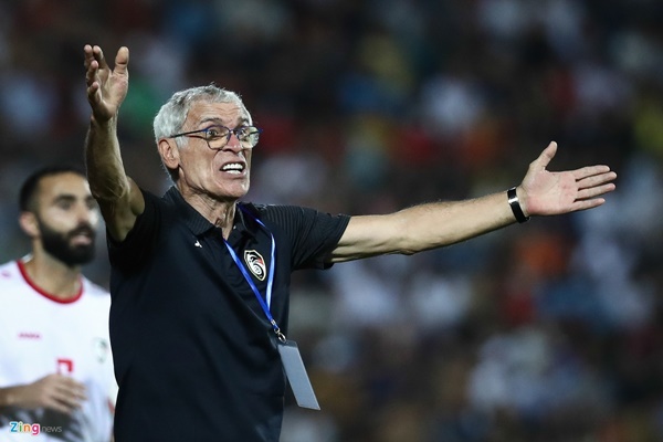 Phản ứng của HLV Hector Cuper khi Syria bất lực trước tuyển Việt Nam