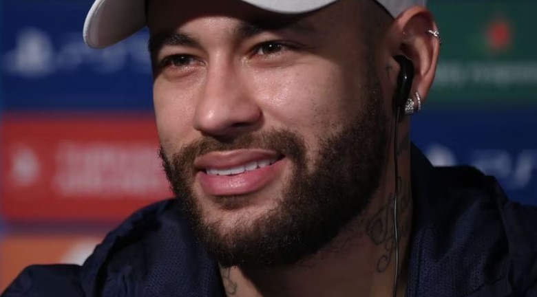 Neymar xin lỗi bạn gái giữa tin đồn ngoại tình