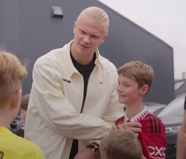 Phản ứng hài hước của Haaland khi chụp hình với CĐV Man United