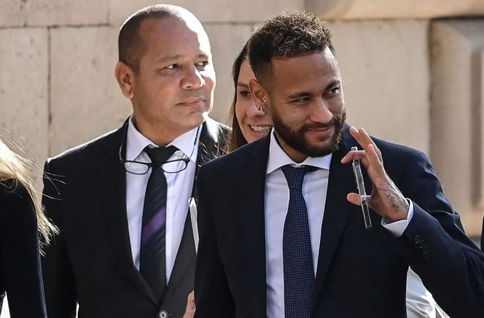 Cha Neymar bị bắt