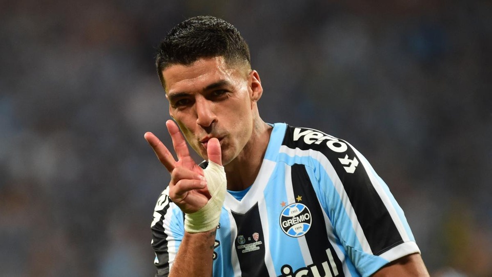 Đồng đội sốc trước tin Suarez có thể lắp chân giả