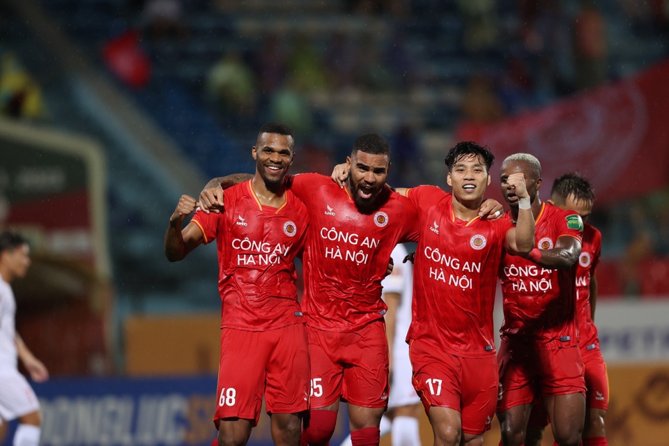 CLB CAHN chiếm ngôi đầu V-League trong ngày Quang Hải ra mắt
