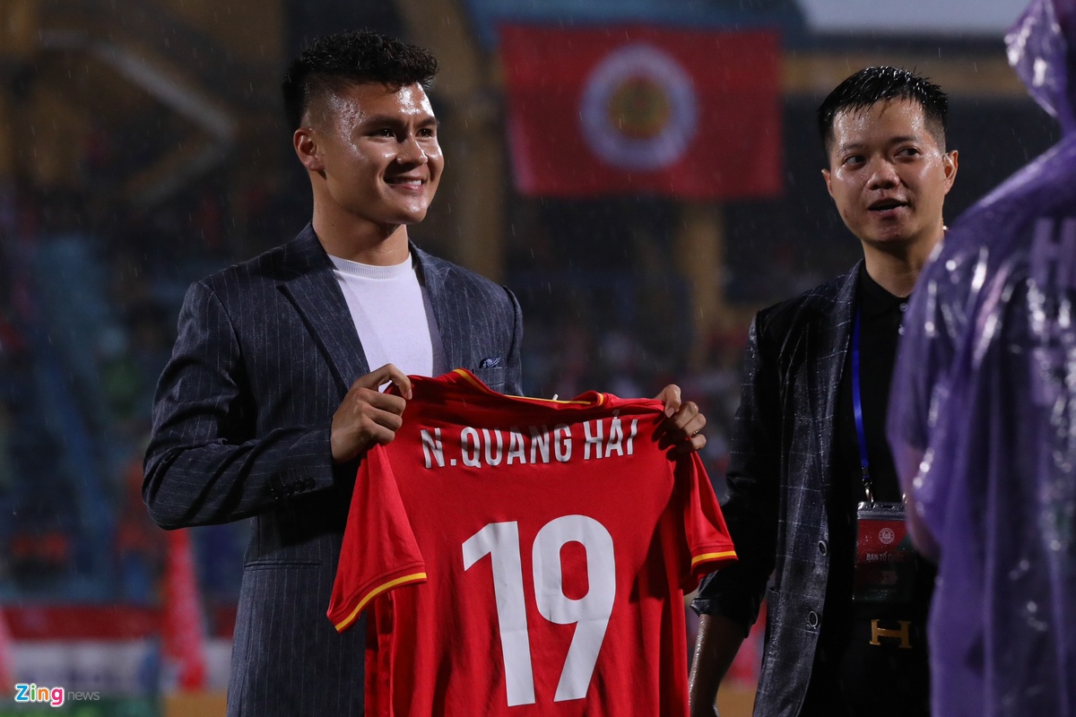 Quang Hải mặc vest, xuống sân mừng đồng đội mới