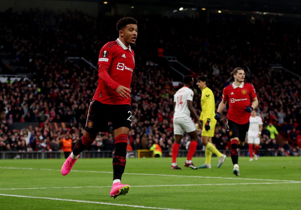 MU bán lỗ Maguire, Sancho