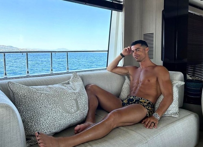 Hậu vệ Man United đi nghỉ mát với Ronaldo