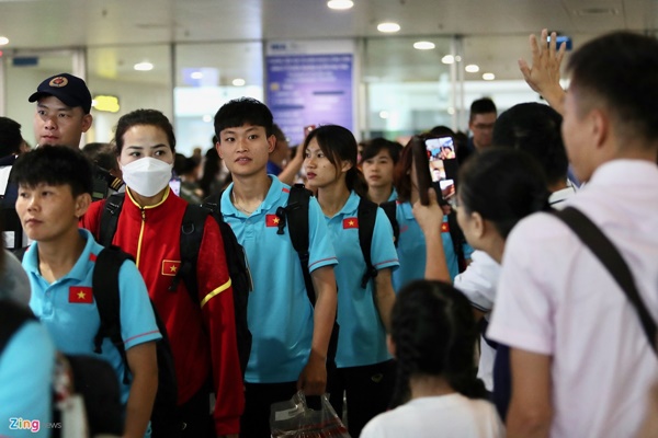 Tuyển nữ Việt Nam trở về sau chuyến tập huấn châu Âu