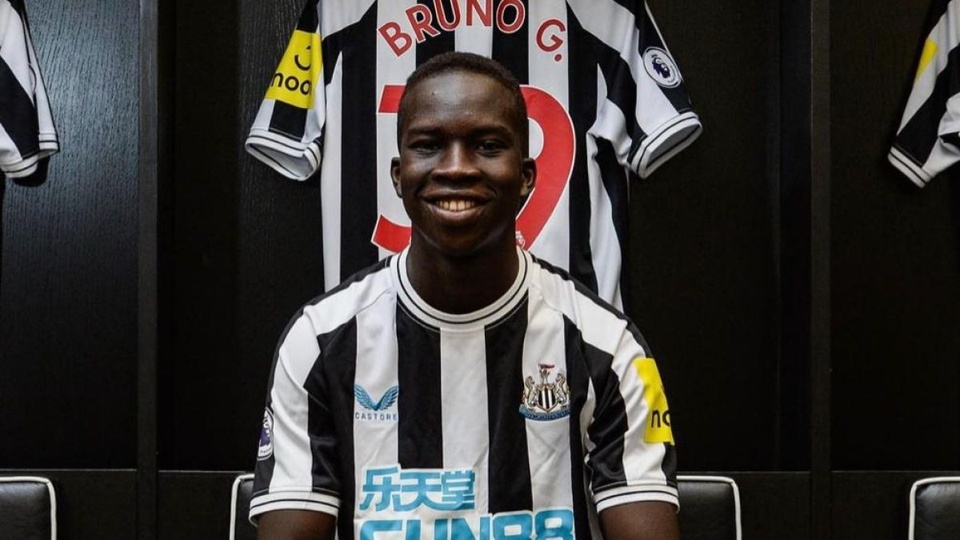 Anh trai cầu thủ Newcastle bị bắt sau một năm chạy trốn