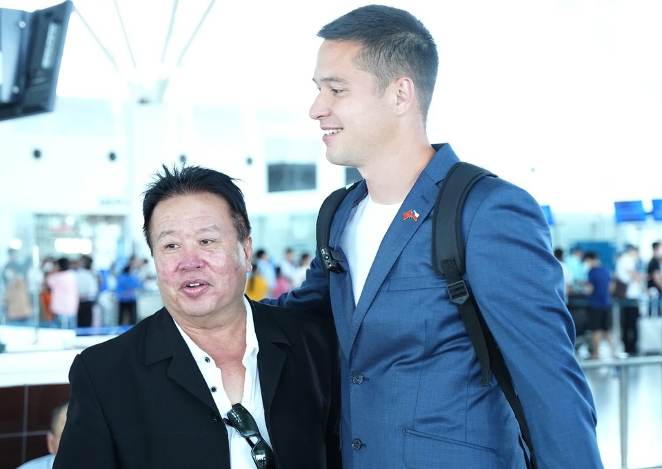 Filip Nguyễn được bố đón ở sân bay Nội Bài