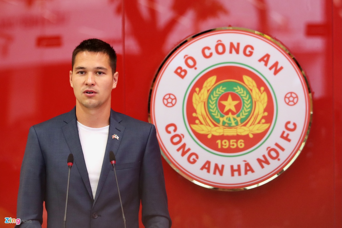 Filip Nguyễn vội ra sân bay sau khi ký hợp đồng với CLB CAHN