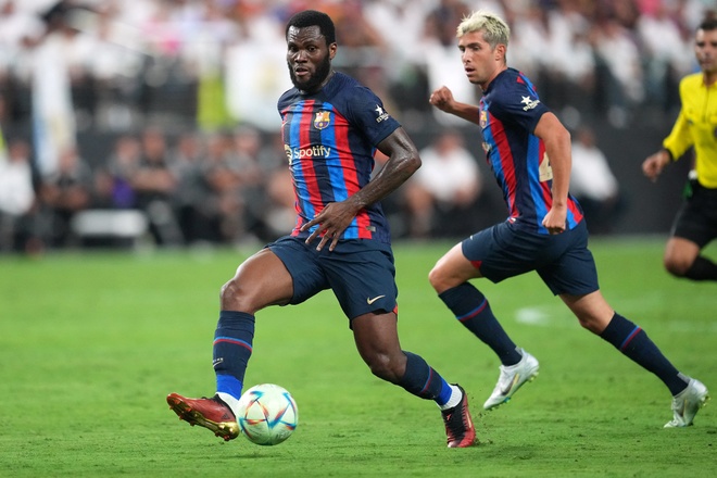 Barca chỉ đăng ký được 13 cầu thủ